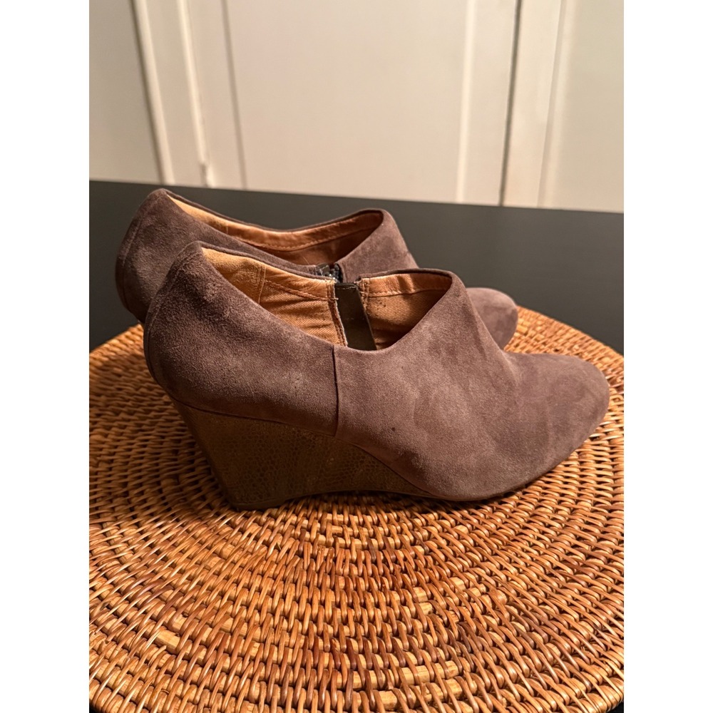 Clarks Artisan Suede Wedge Booties Taupe Brown Snake Embossed Heel Side Zip 9.5M